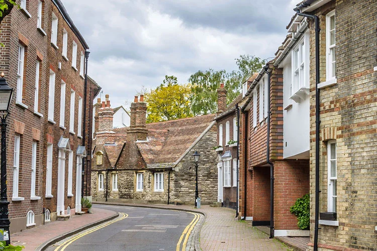 Choosing a qualified Surveyor Cardiff with expert tips for property
